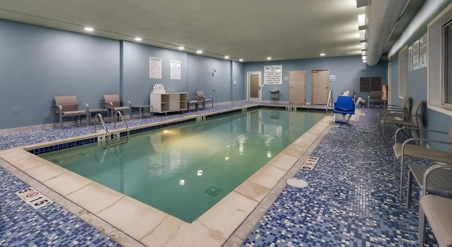 Holiday Inn Express & Suites Detroit - Farmington Hills by IHG Hallenbad