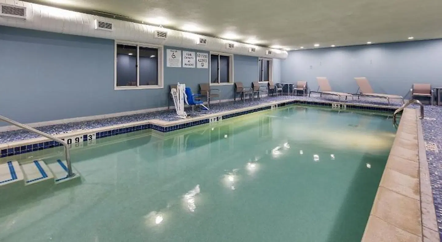 Holiday Inn Express & Suites Detroit - Farmington Hills by IHG Hallenbad