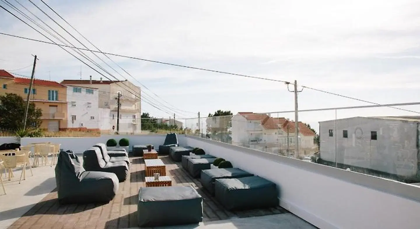 Zulla Nazaré's Surf Village Terrasse
