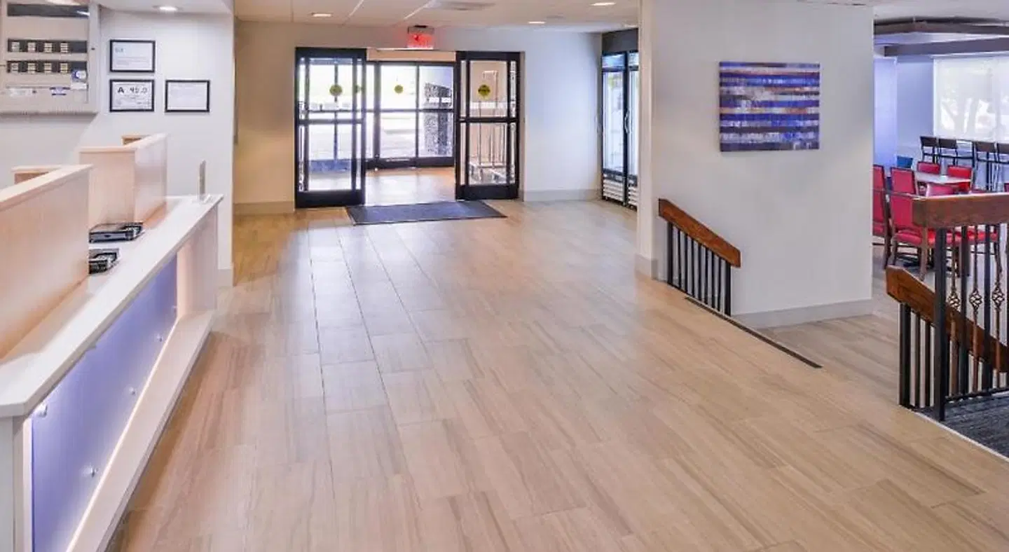 Holiday Inn Express Burlington by IHG LOUNGE_LOBBY