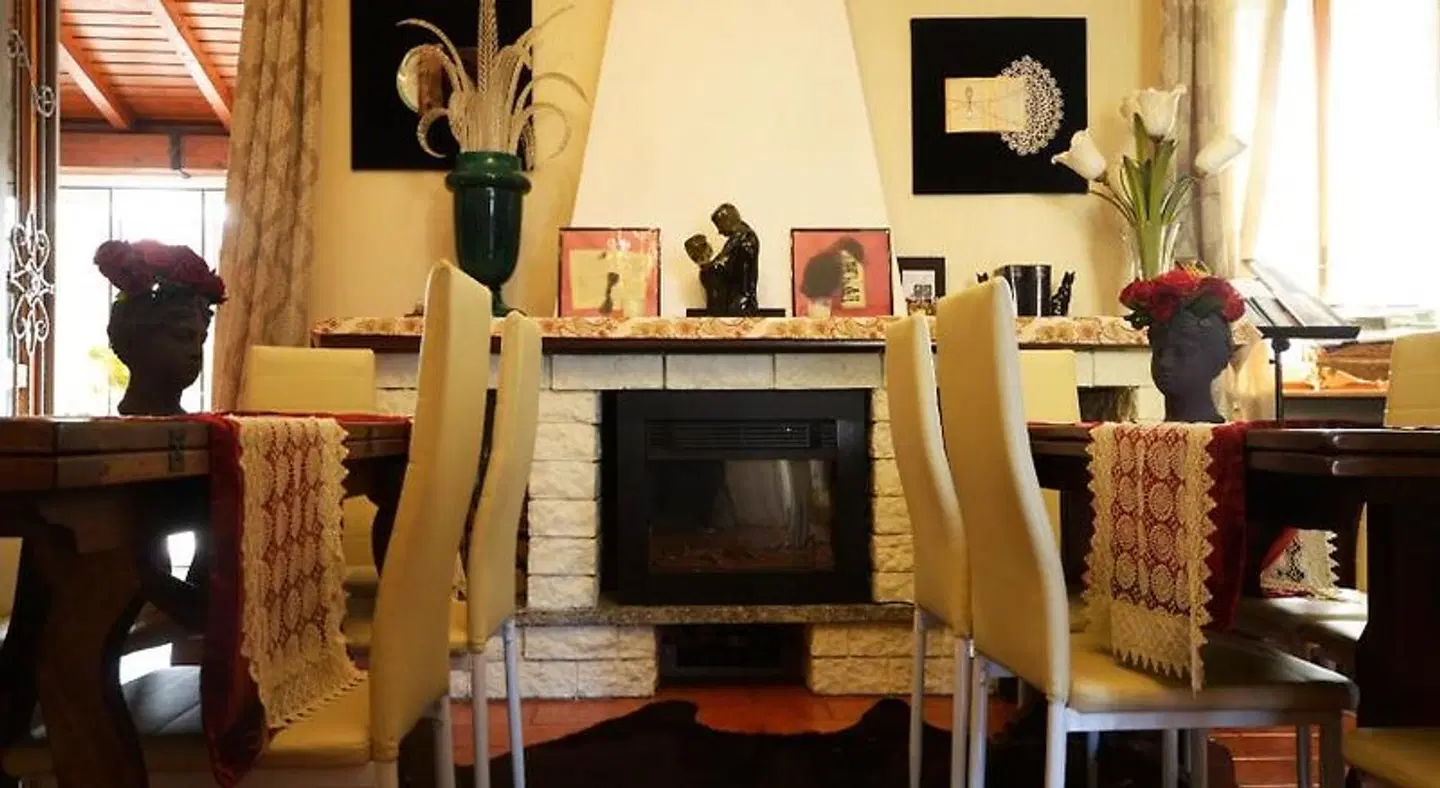 Villa Marisa bed breakfast and books Restaurant