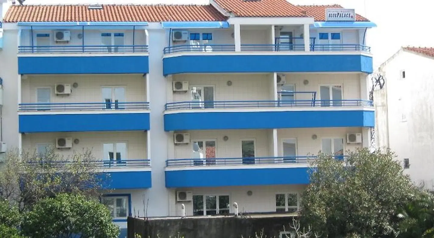 Blue Palace Guest House EXTERIOR