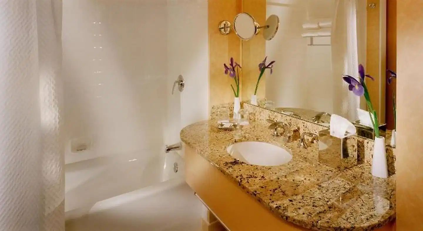 Orchard Garden Hotel Badezimmer