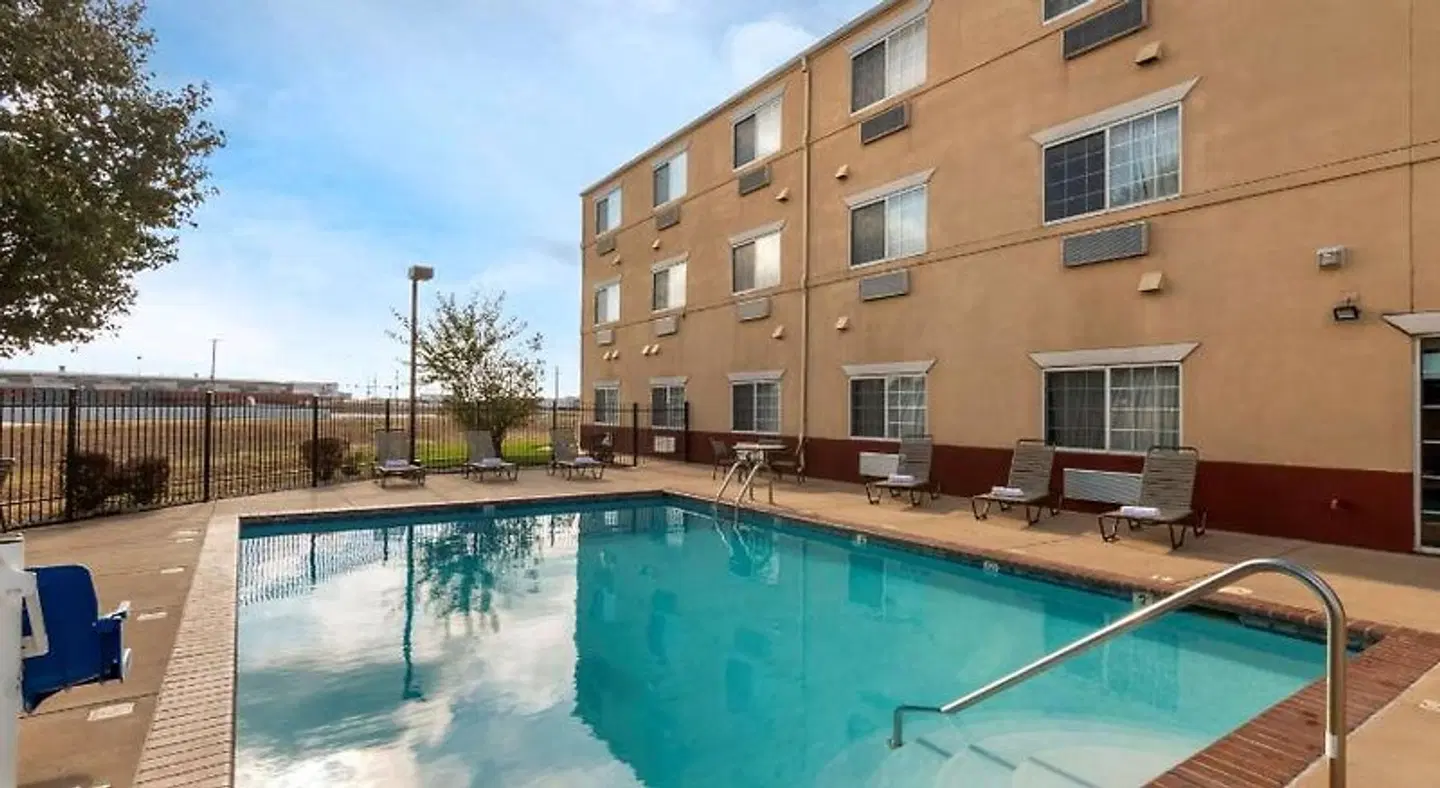 Best Western Governors Inn and Suites OUTDOOR_POOL