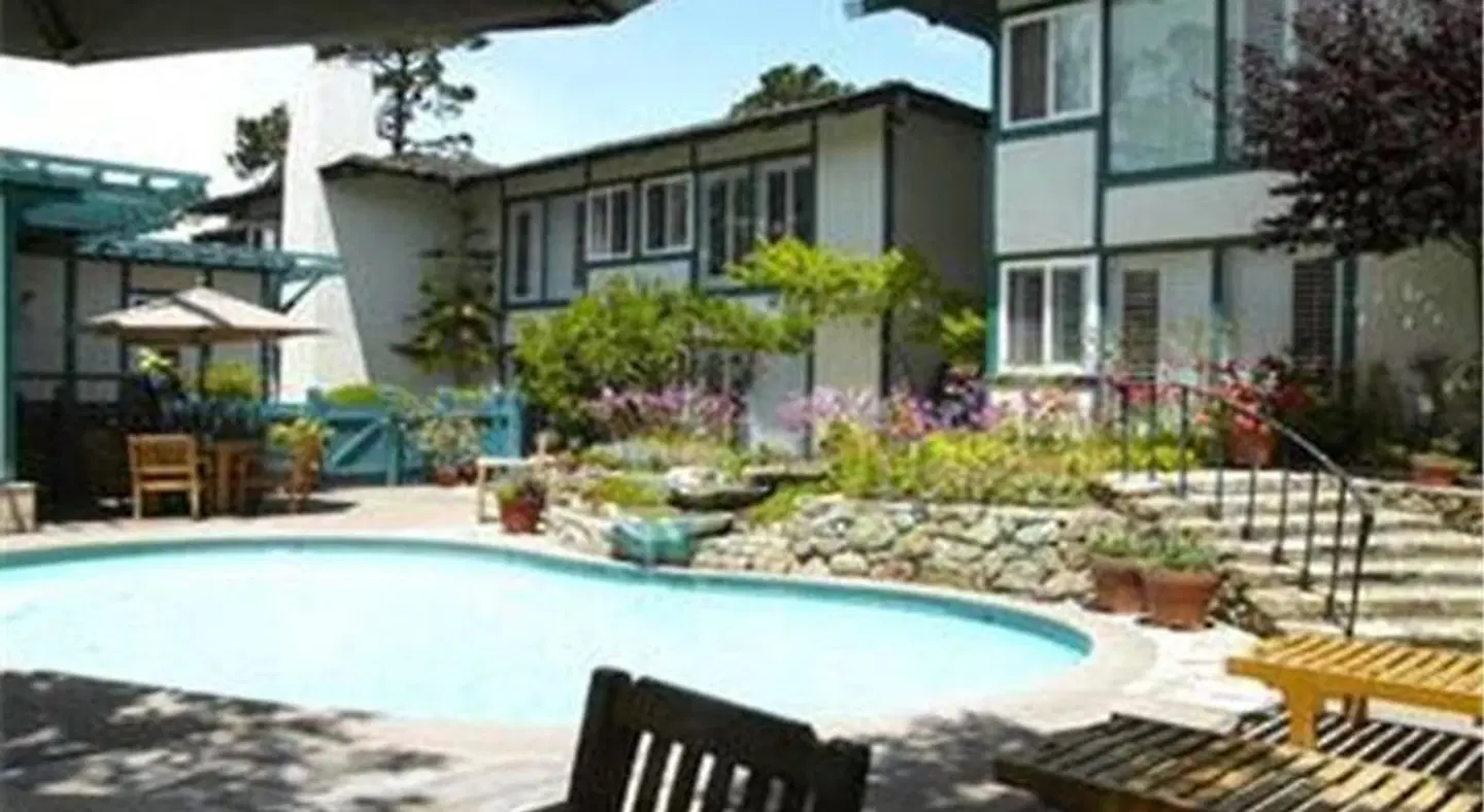 Normandy Inn OUTDOOR_POOL