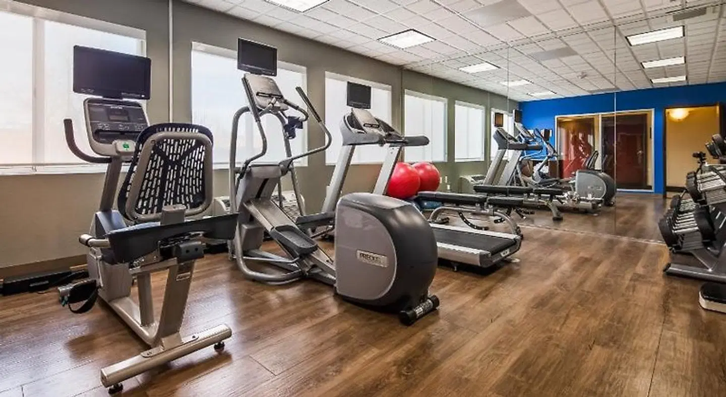 Holiday Inn Express & Suites Detroit - Farmington Hills by IHG SPORTS_AND_LEISURE