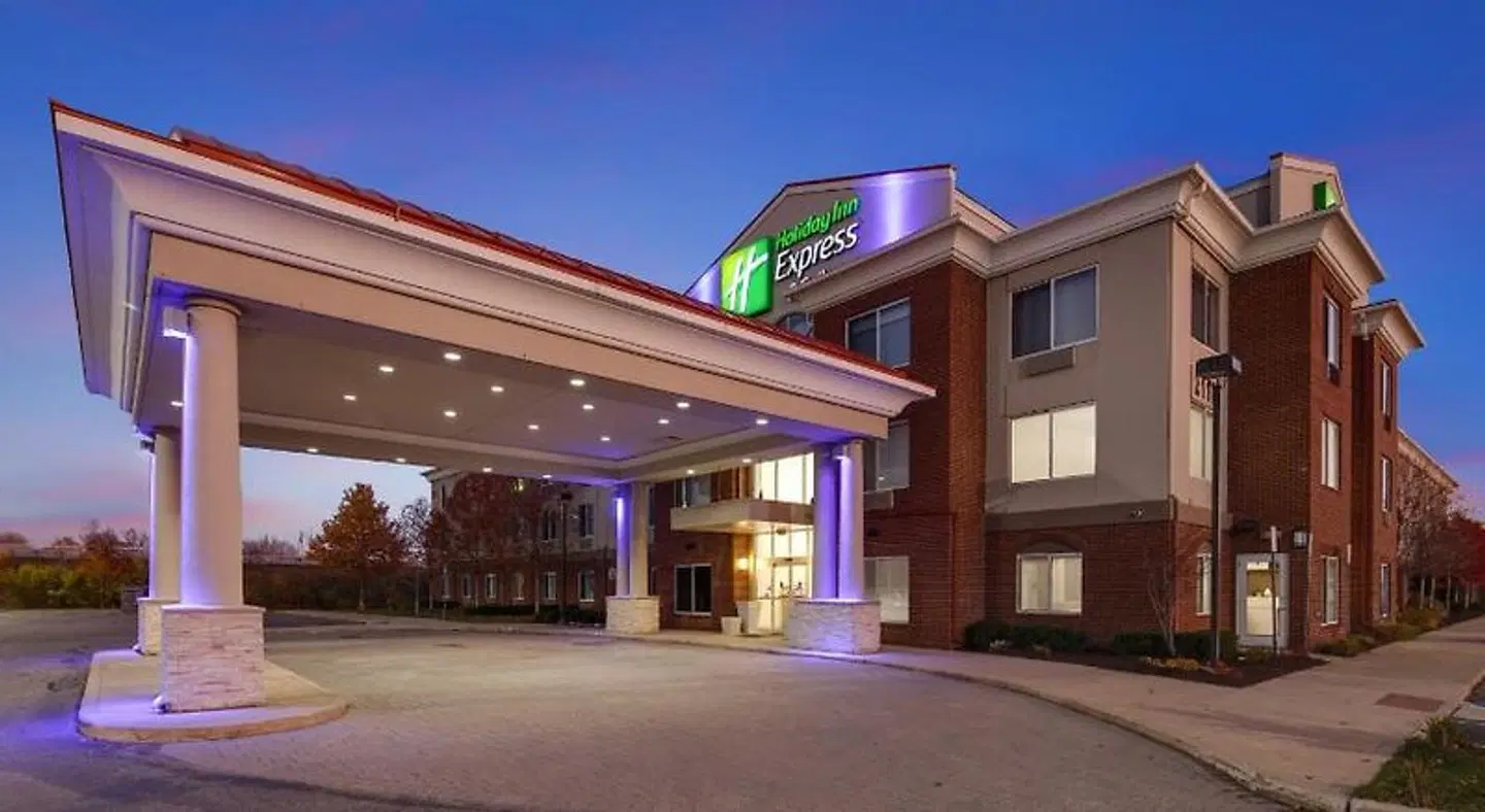 Holiday Inn Express & Suites Detroit - Farmington Hills by IHG EXTERIOR