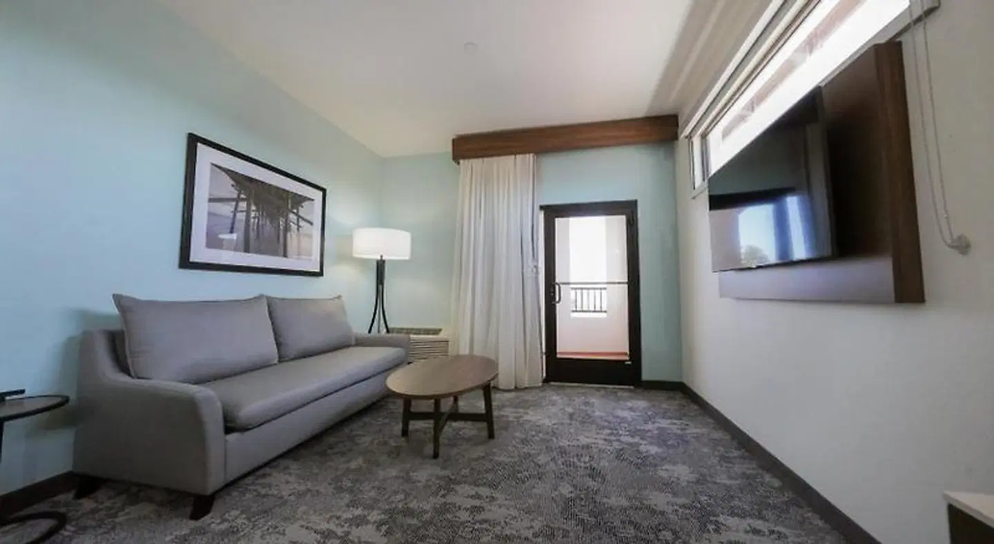 La Quinta Inn & Suites by Wyndham Santa Cruz ROOM_EXAMPLE