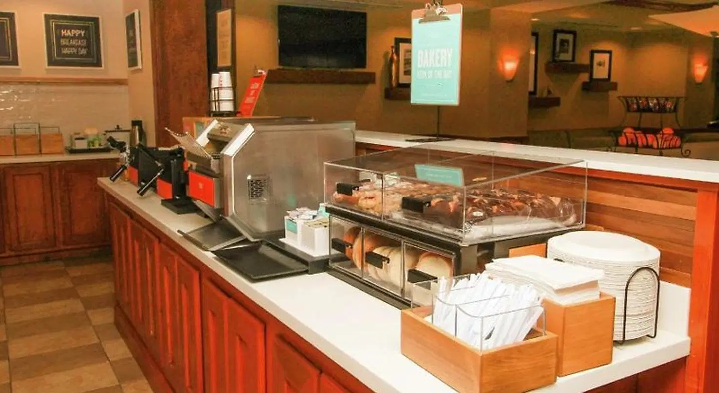 Hampton Inn Commerce Novi Restaurant