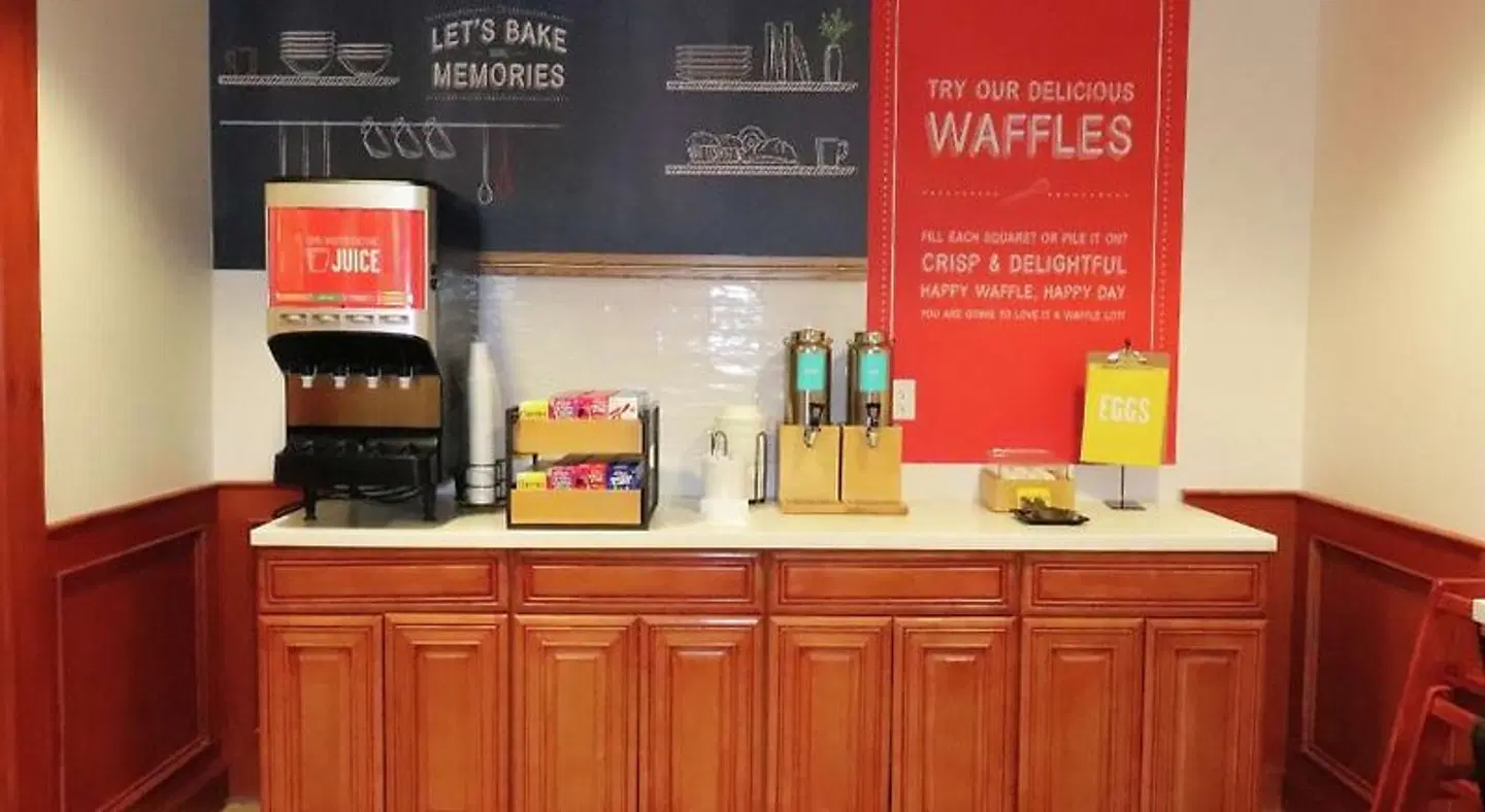 Hampton Inn Commerce Novi Bar