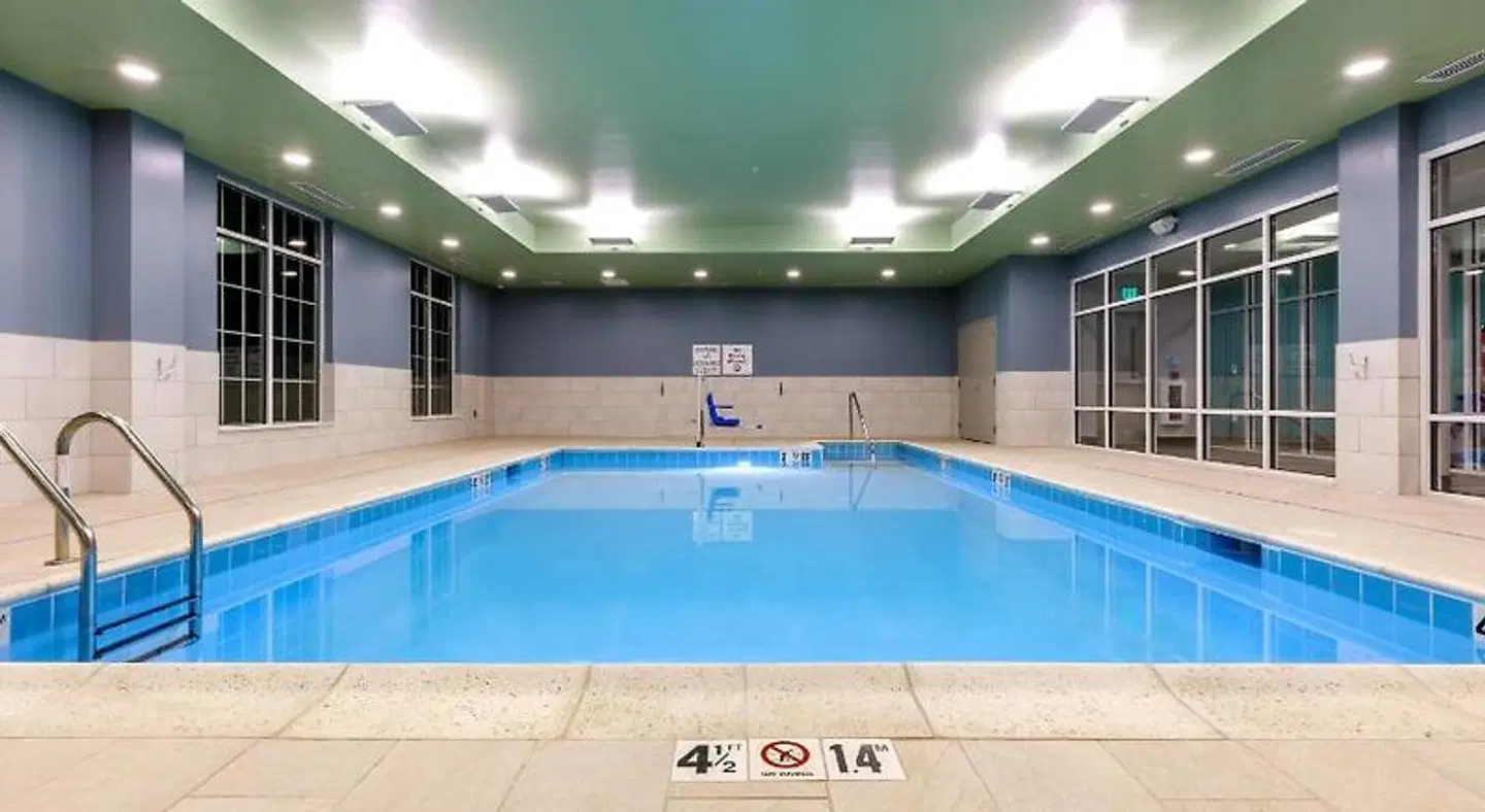 Holiday Inn Express & Suites Sturbridge by IHG Hallenbad