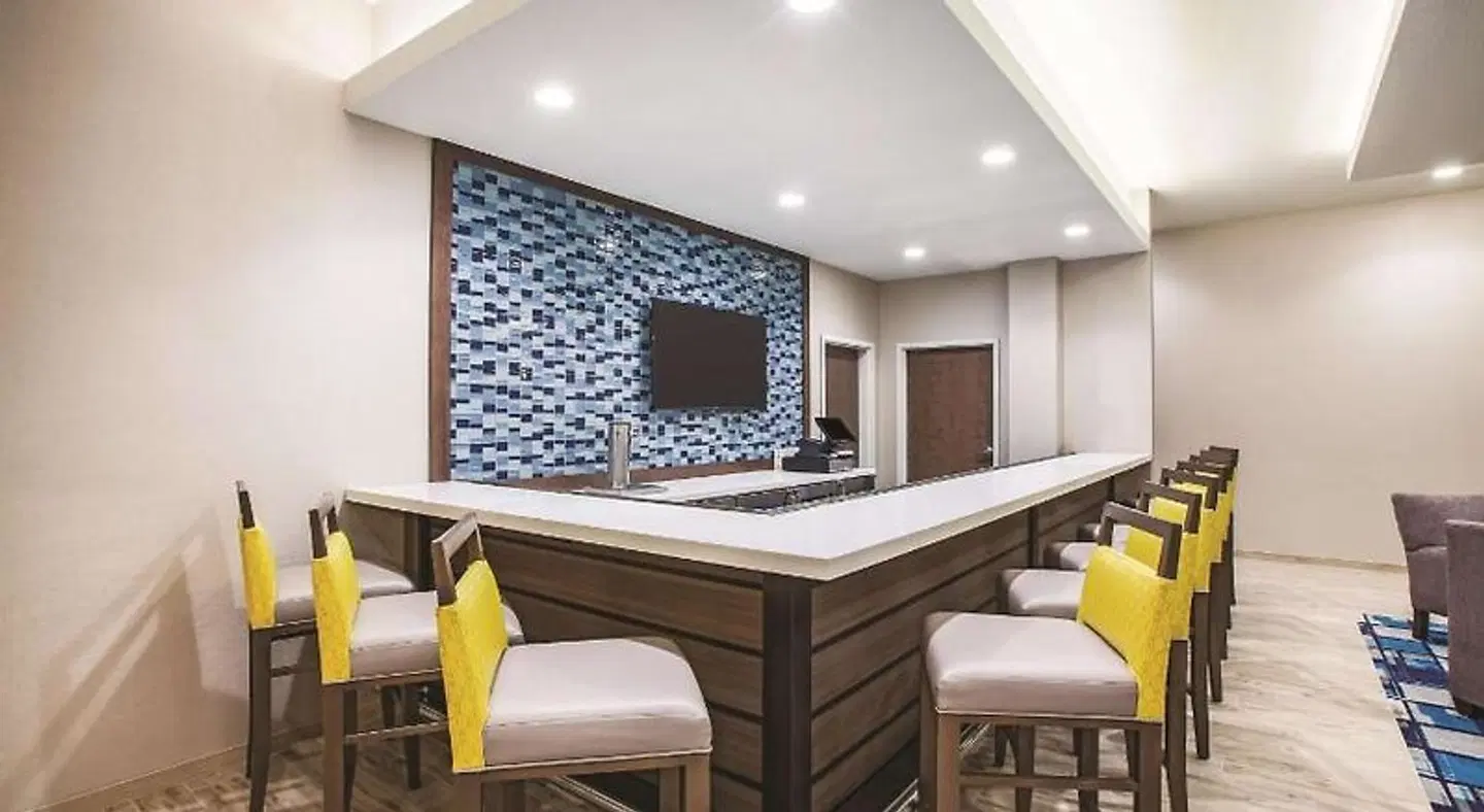 La Quinta Inn & Suites Wichita Northeast Bar