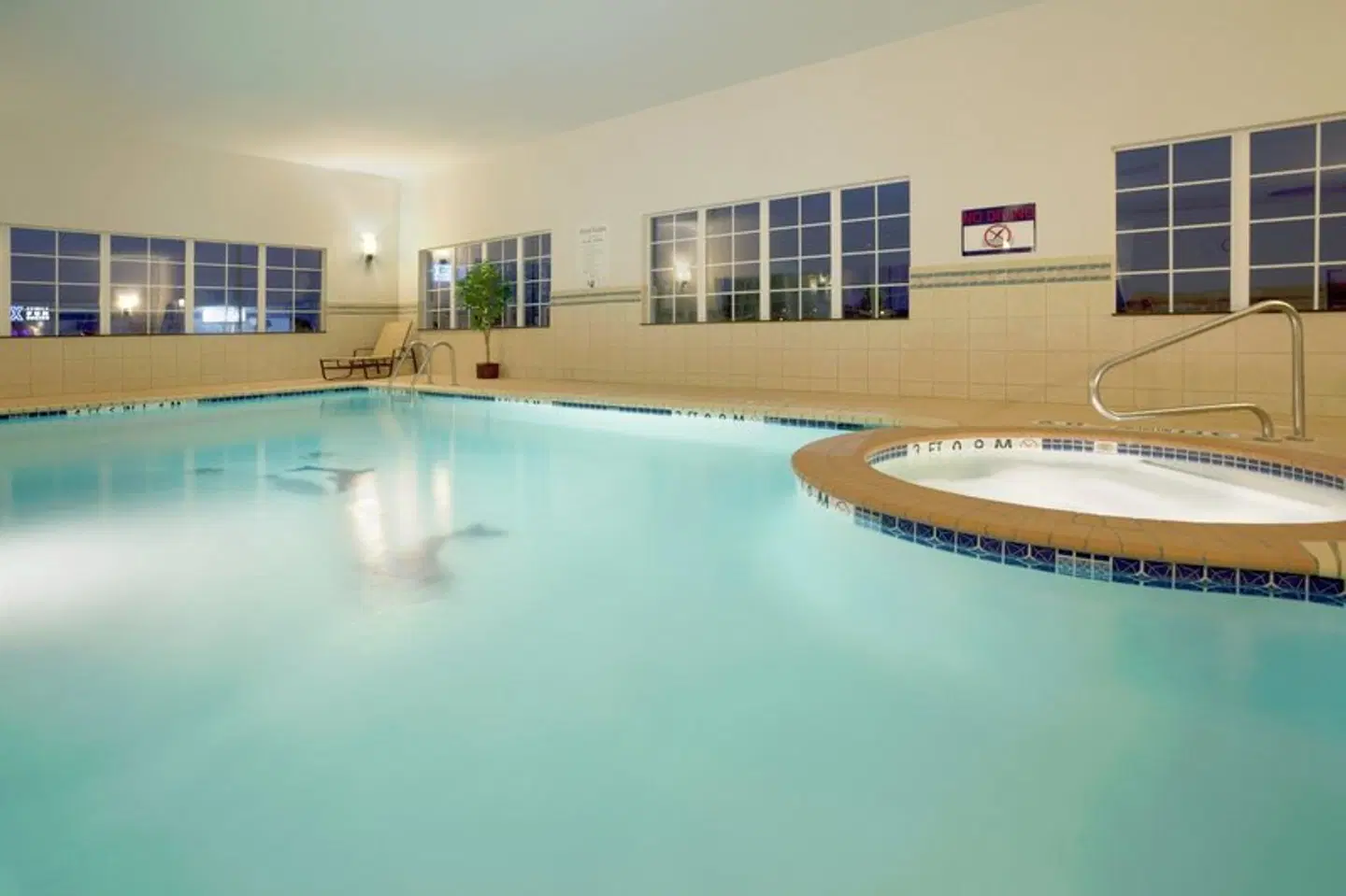 Holiday Inn Express & Suites Georgetown by IHG Hallenbad