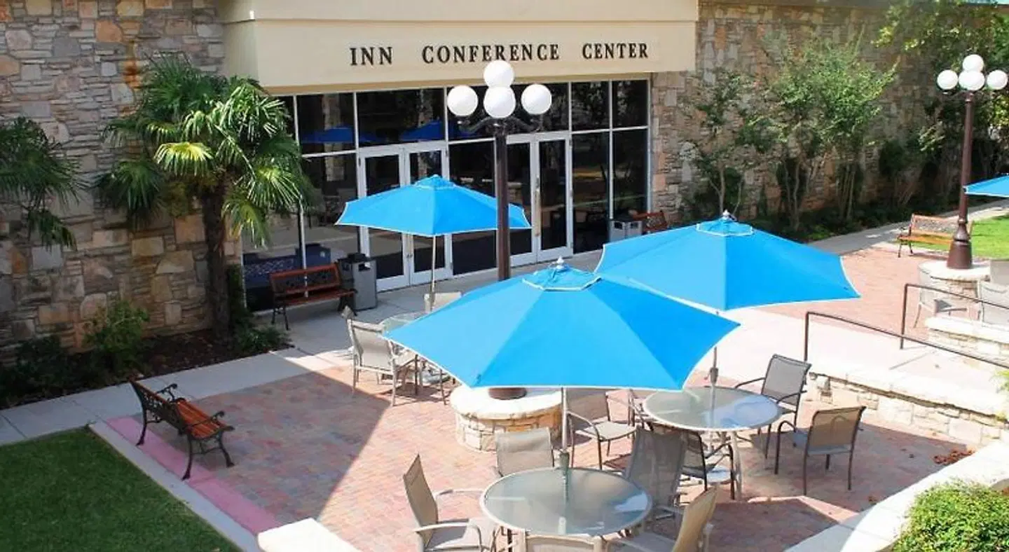 Inn of the Hills Hotel and Conference Center Terrasse