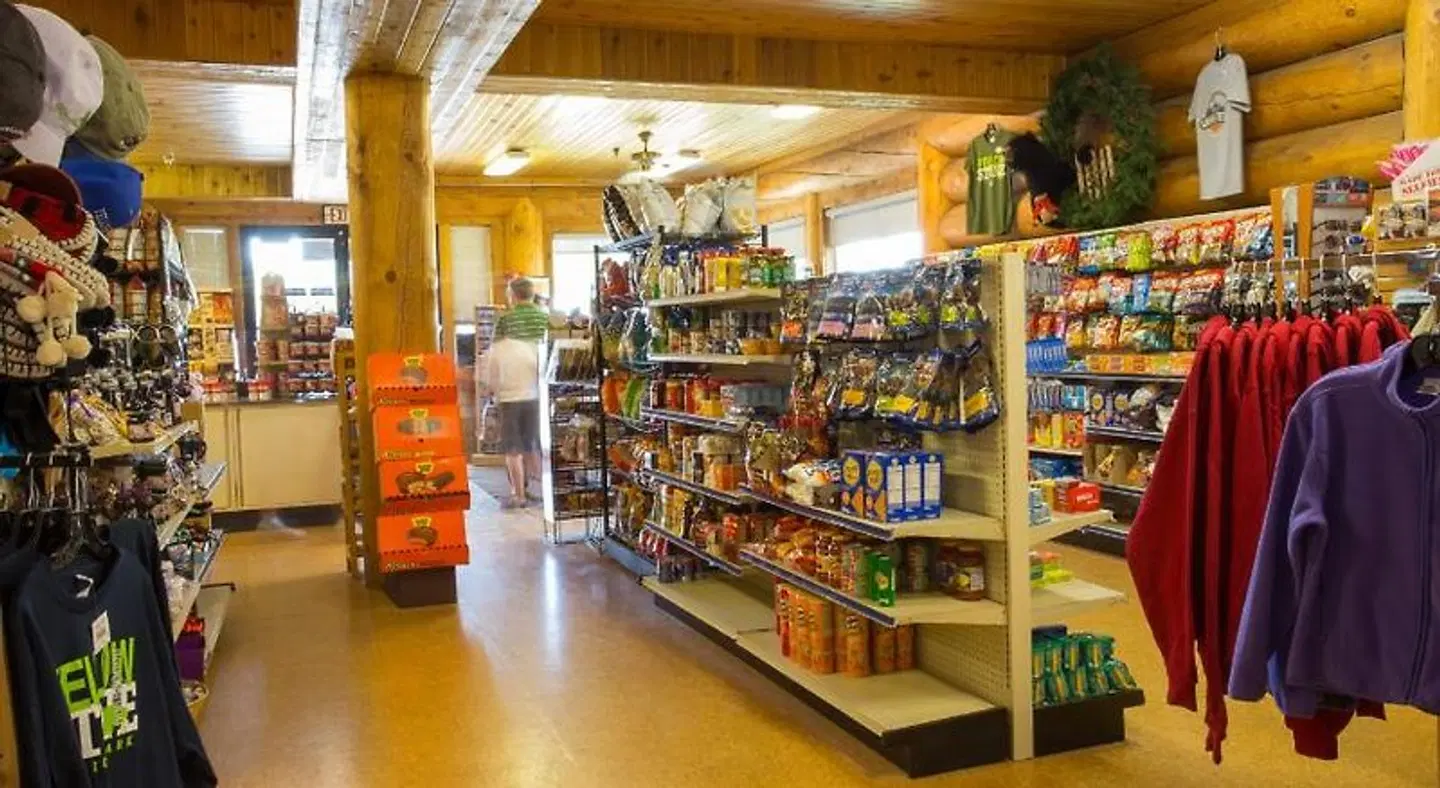 Headwater's Lodge & Cabins at Flagg Ranch Bar