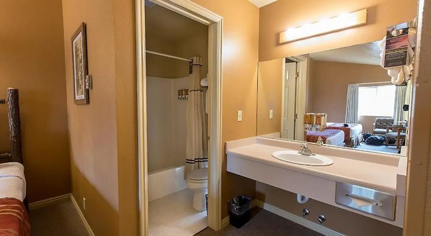 Headwater's Lodge & Cabins at Flagg Ranch Badezimmer