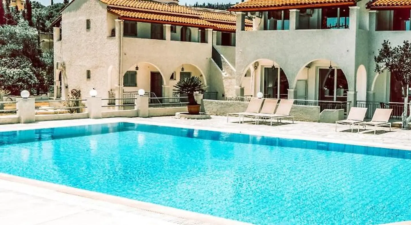 Dominoes OUTDOOR_POOL