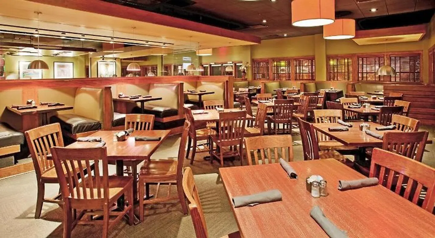 Holiday Inn Manhattan at The Campus Restaurant