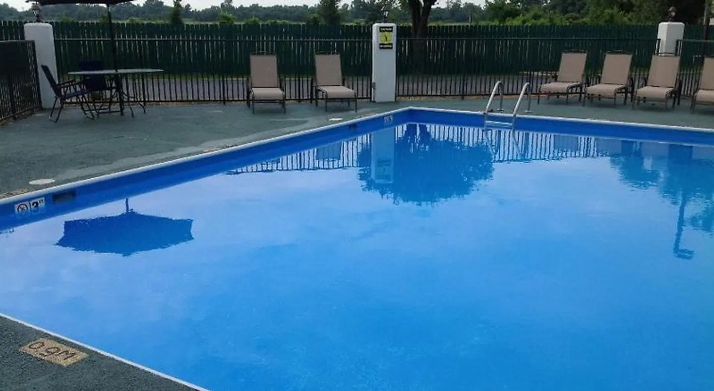 Hallmarc Inn and Suites OUTDOOR_POOL