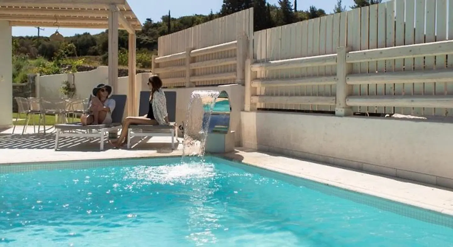 Virginia Luxury Villas OUTDOOR_POOL