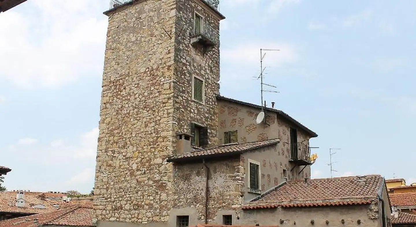 B&B Re Lear EXTERIOR