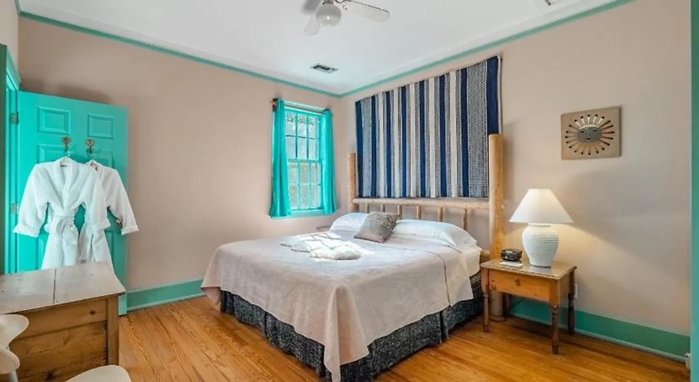 Front Street Inn ROOM_EXAMPLE