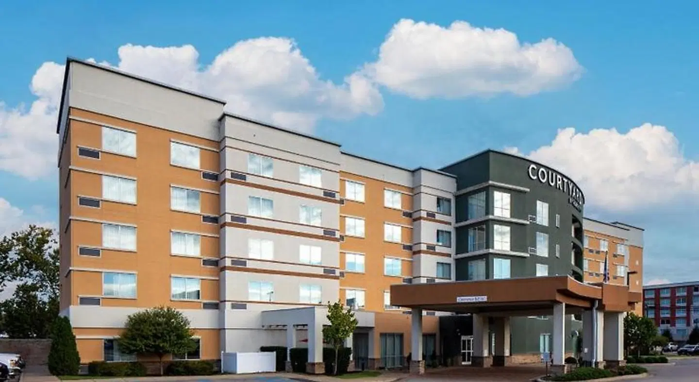 Courtyard by Marriott Charleston EXTERIOR