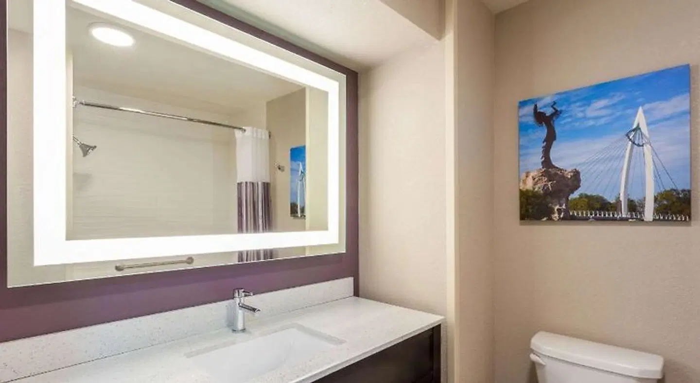La Quinta Inn & Suites by Wyndham Wichita Airport Badezimmer