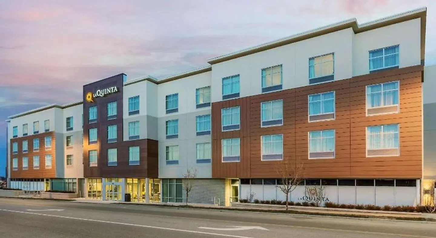 La Quinta Inn & Suites by Wyndham Kansas City Beacon Hill EXTERIOR