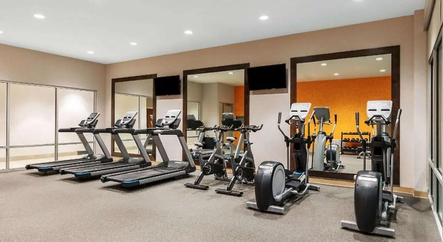 La Quinta Inn & Suites by Wyndham Kansas City Beacon Hill SPORTS_AND_LEISURE