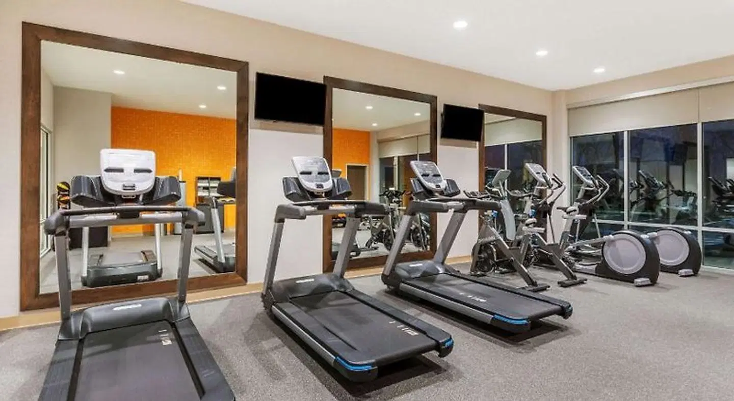 La Quinta Inn & Suites by Wyndham Kansas City Beacon Hill SPORTS_AND_LEISURE