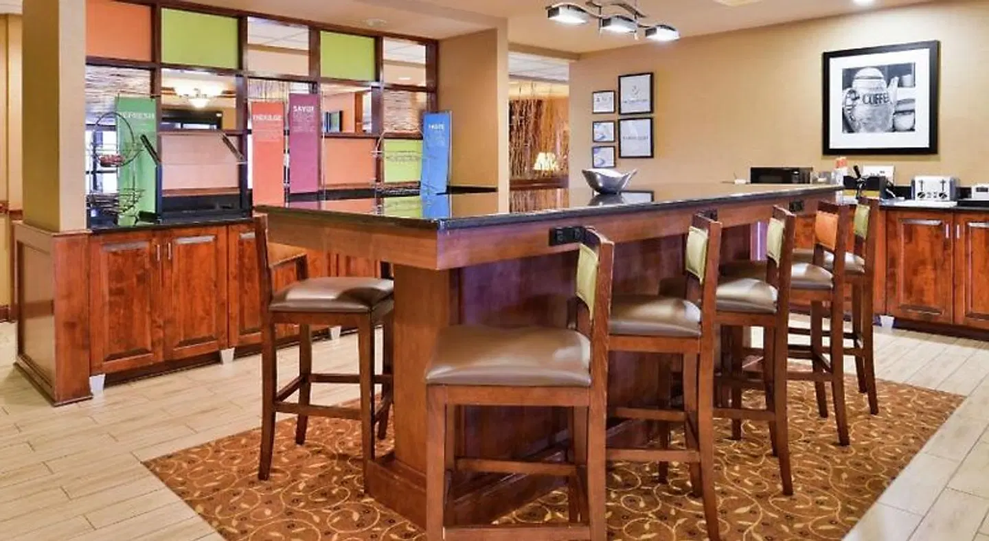 Hampton Inn Greensboro-East Bar