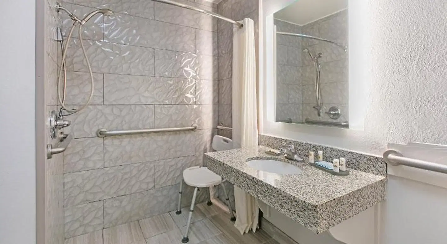 La Quinta Inn & Suites by Wyndham Fredericksburg Badezimmer
