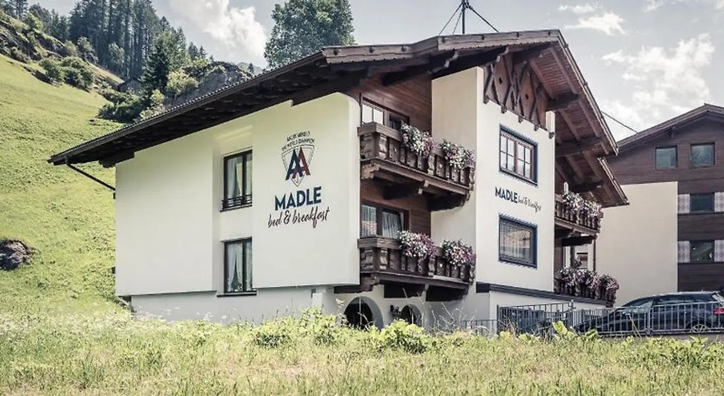 MADLE - bed & breakfast EXTERIOR