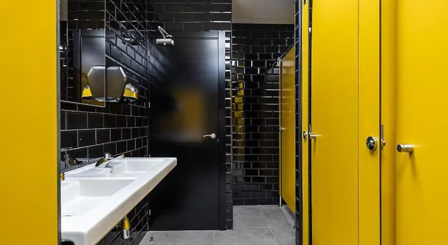 Art Seven Hostel Capsules Badezimmer