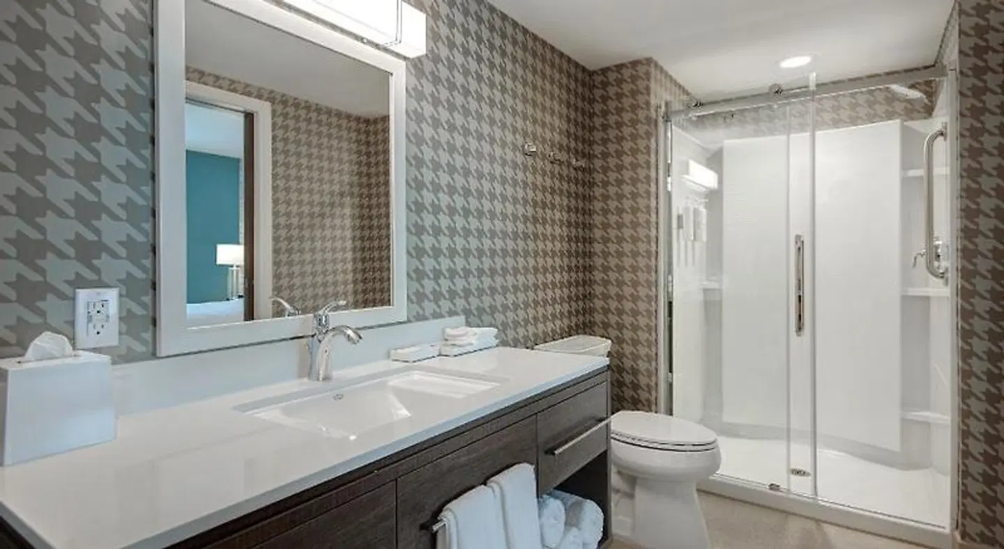 Home2 Suites by Hilton Garden Grove Badezimmer