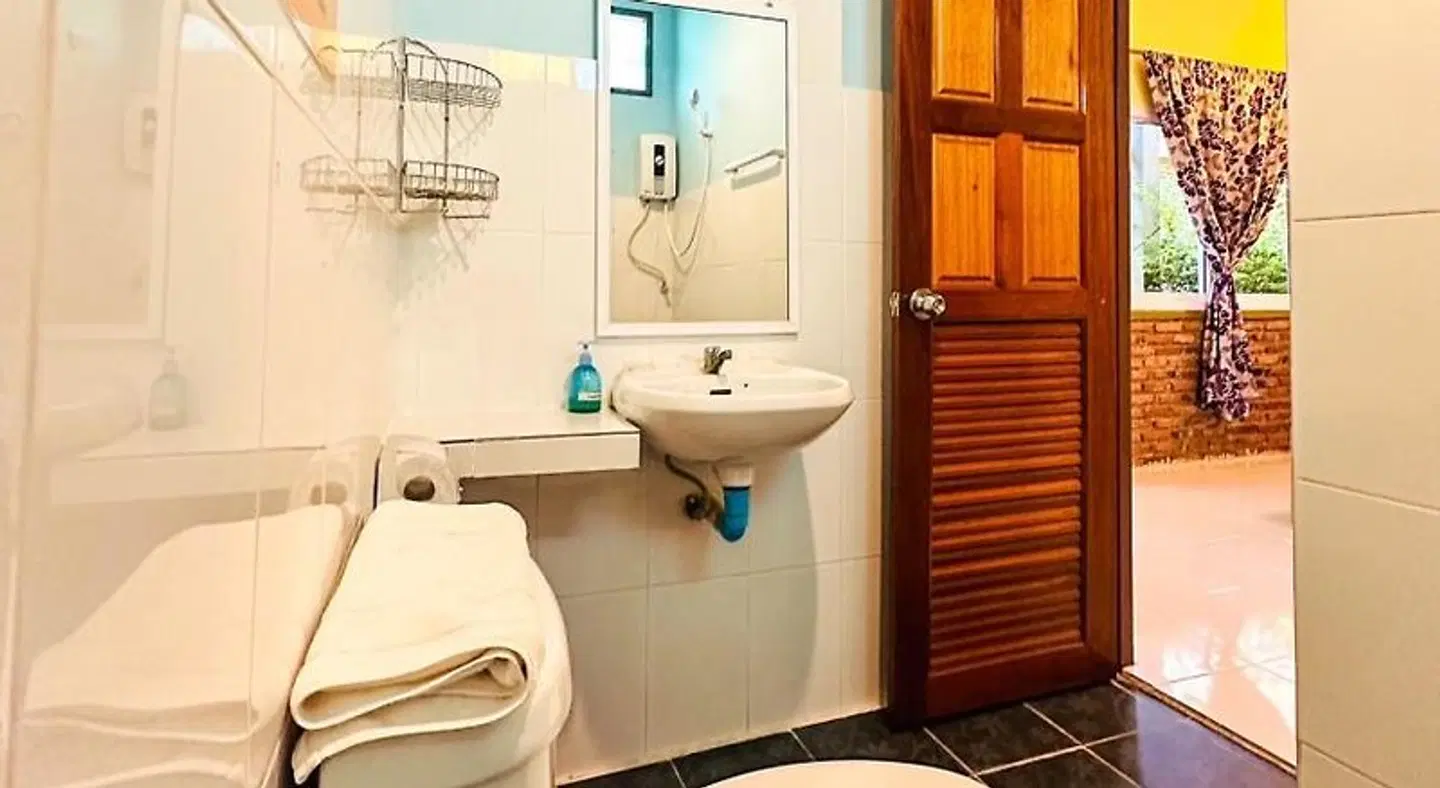 Lanta Baan Nok Resort Badezimmer