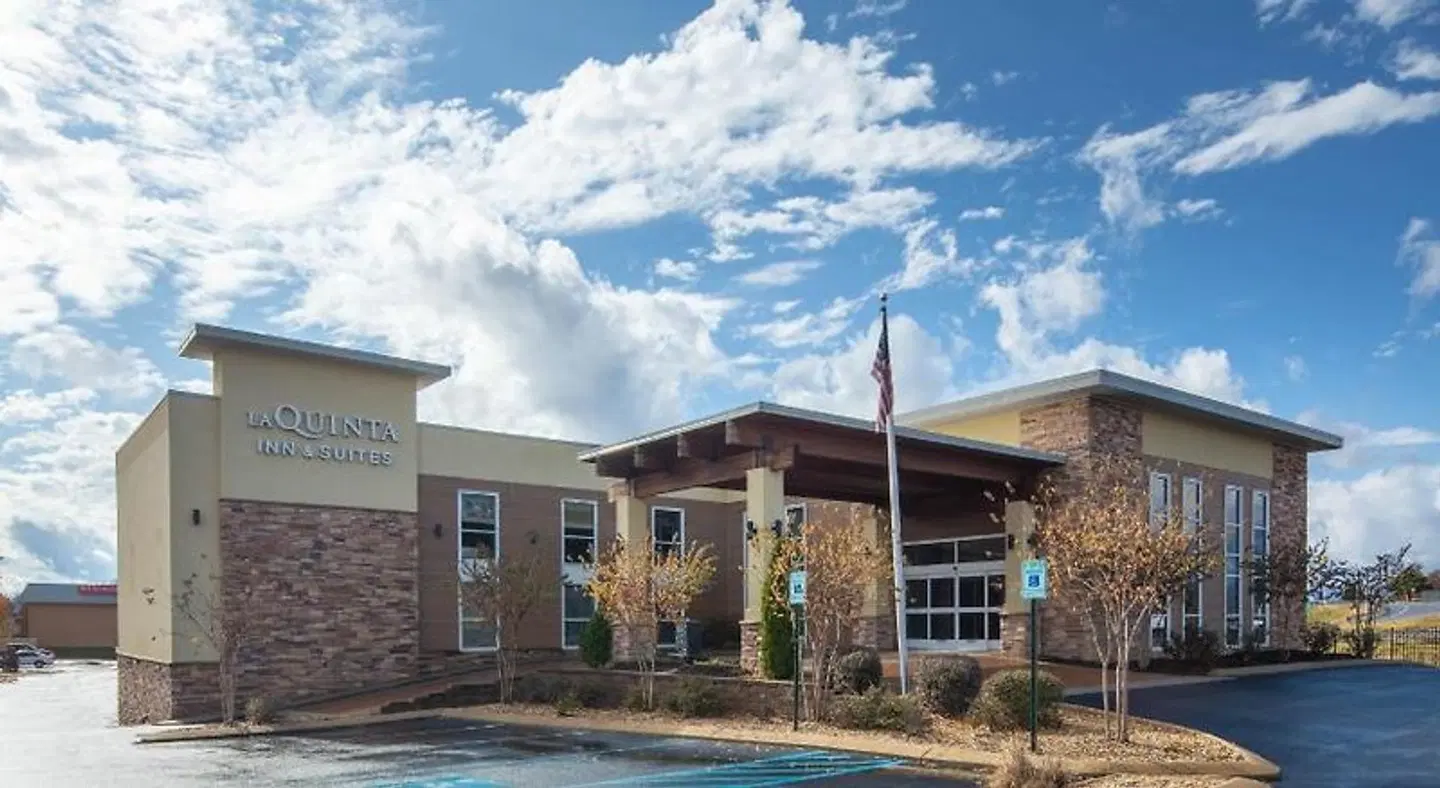 La Quinta Inn & Suites by Wyndham Chattanooga - East Ridge EXTERIOR