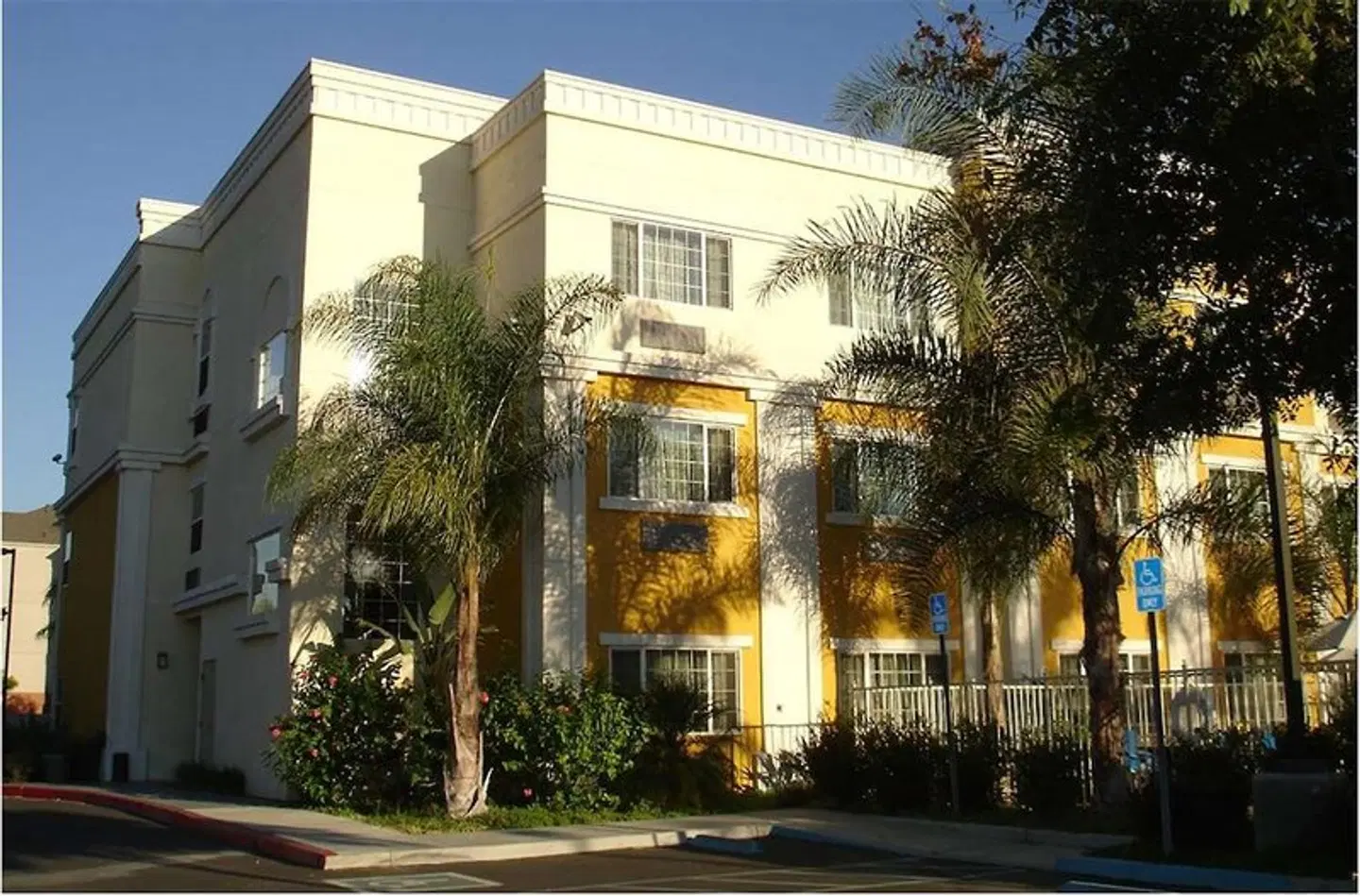 Hotel Marguerite Anaheim/Garden Grove, Trademark Collection EXTERIOR
