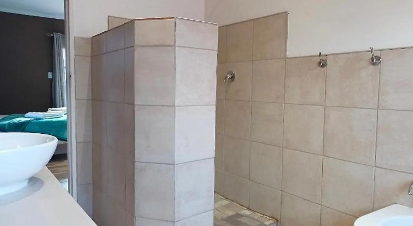 21 On Coetzee Guest House Badezimmer