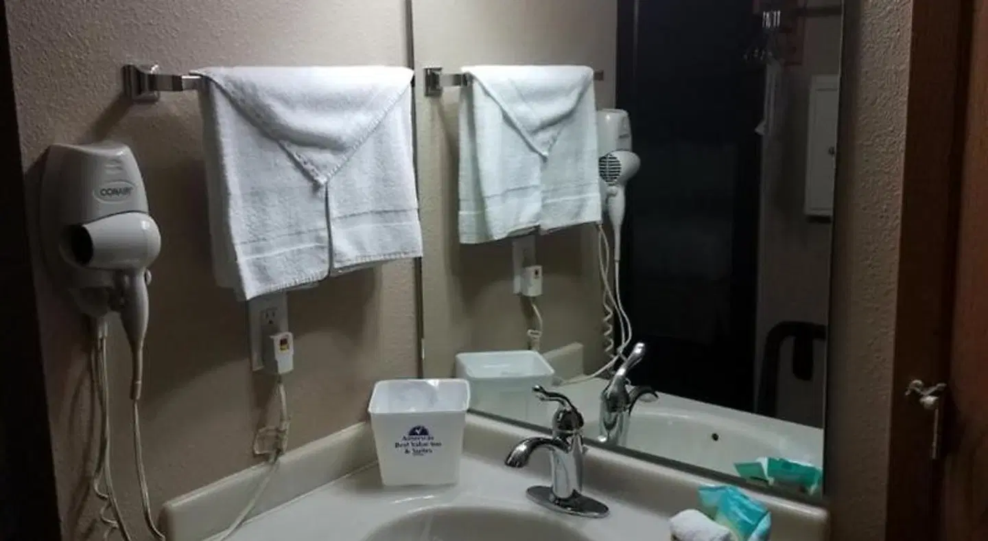 Americas Best Value Inn & Suites Bismarck Badezimmer