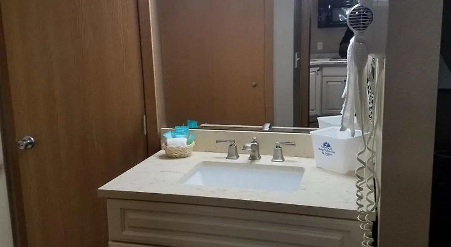 Americas Best Value Inn & Suites Bismarck Badezimmer
