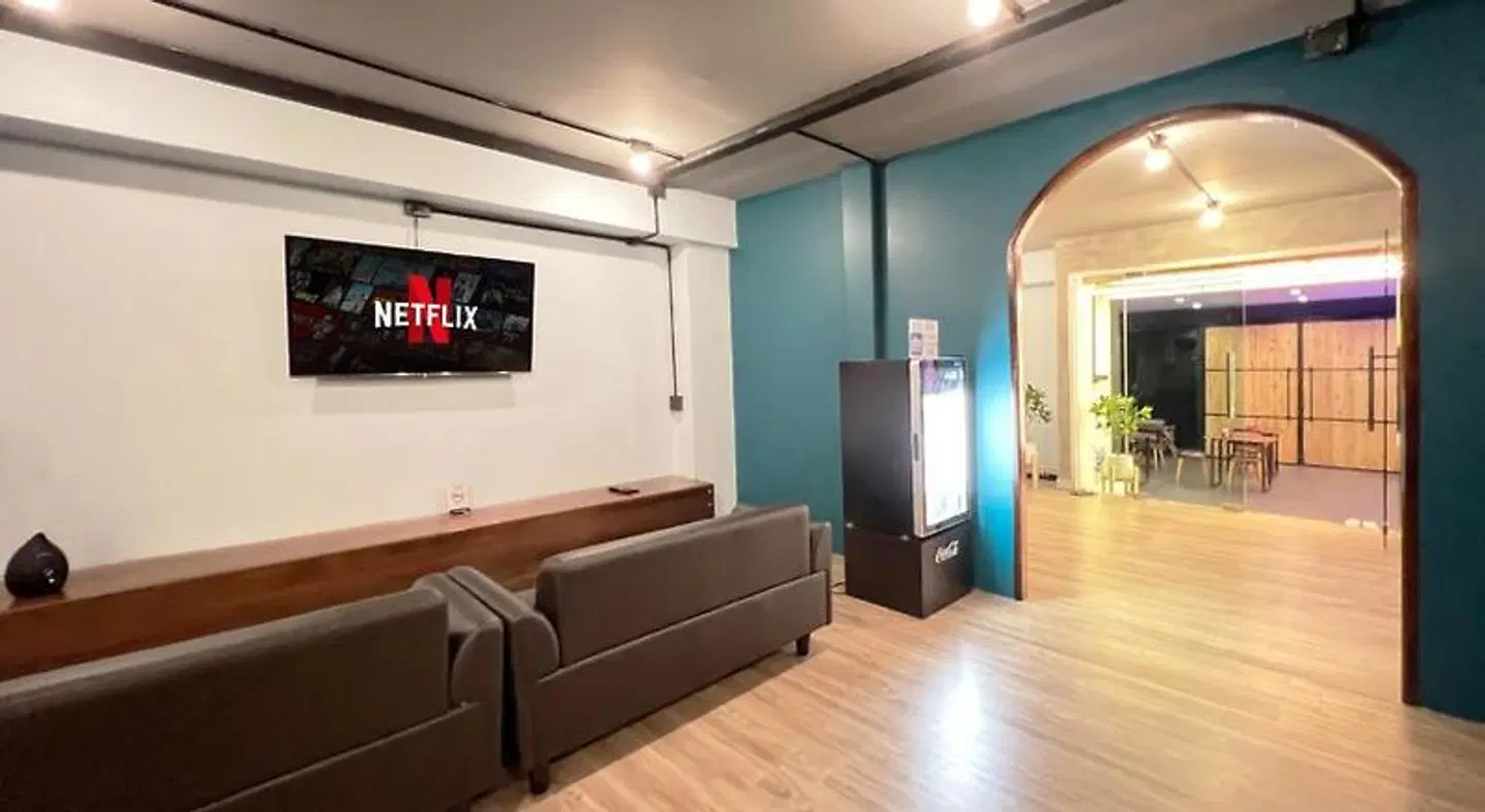 Airport Mini Hostel at Don Muang Airport Lobby