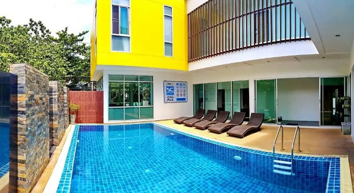 MAR24 Koh Tao Hotel Hallenbad
