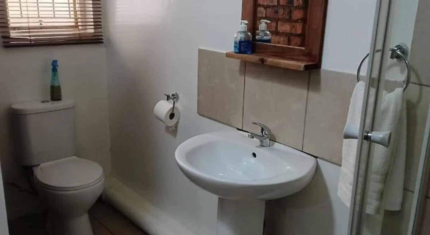 21 On Coetzee Guest House Badezimmer