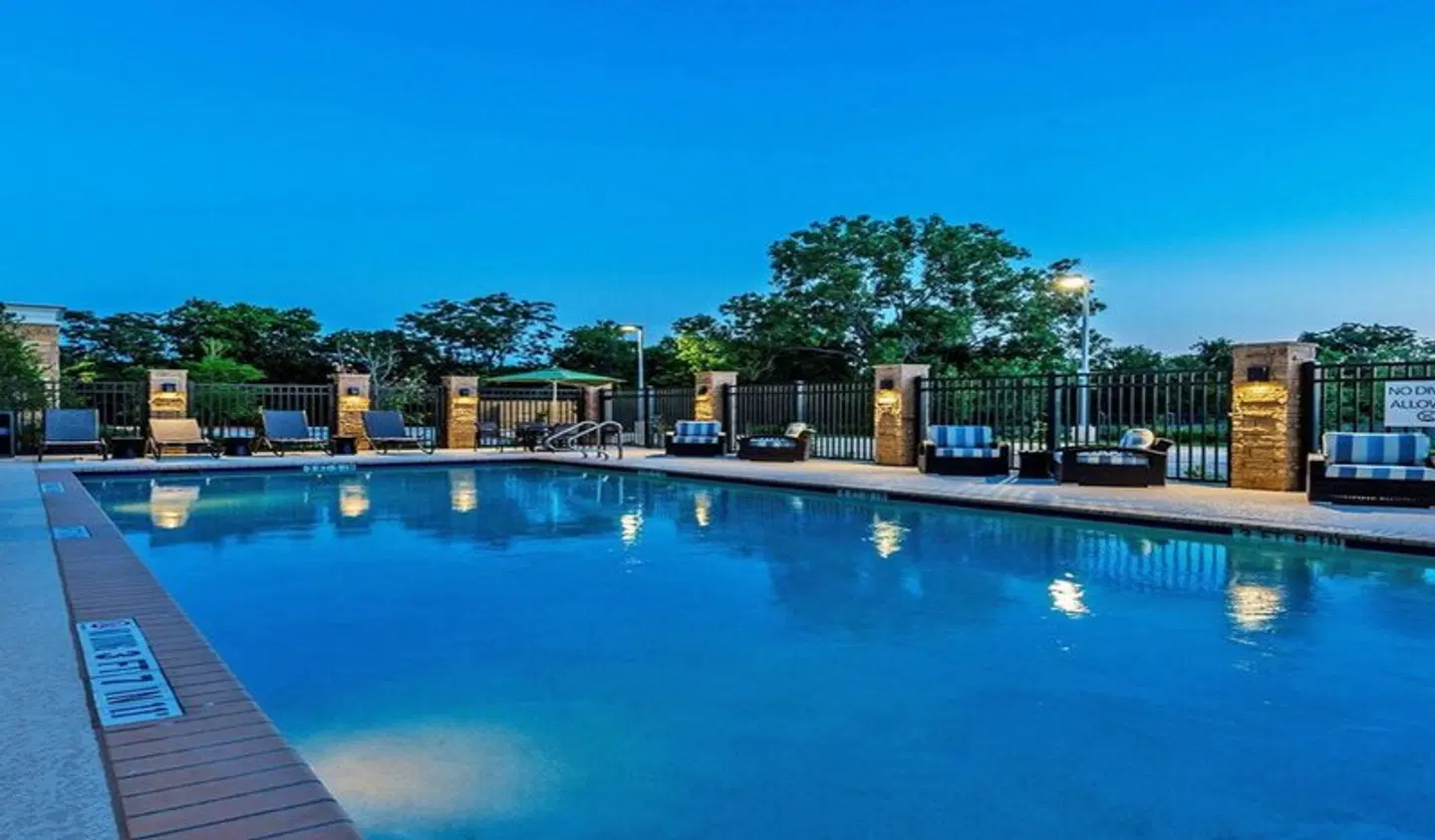 Holiday Inn Austin Airport by IHG OUTDOOR_POOL