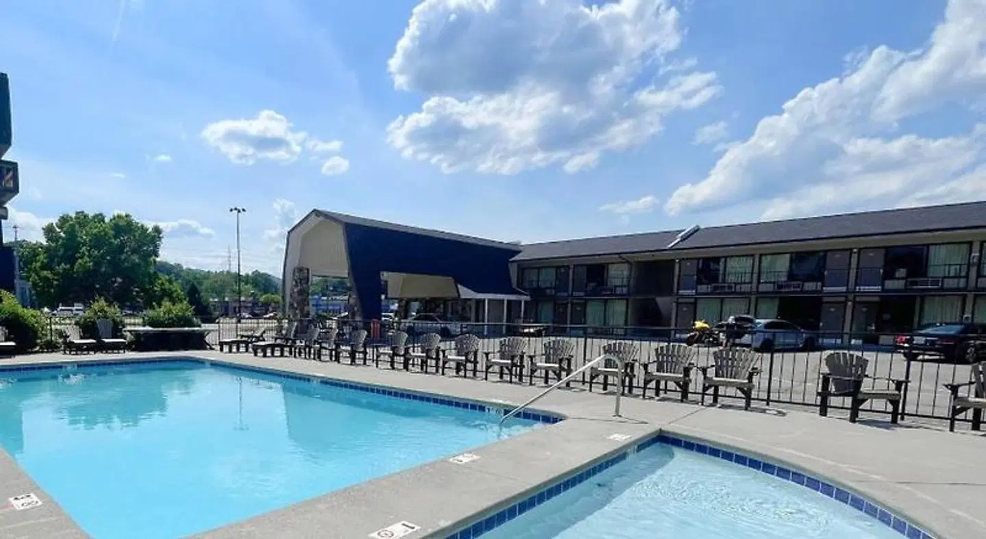 Travelodge by Wyndham Pigeon Forge Dollywood Lane OUTDOOR_POOL