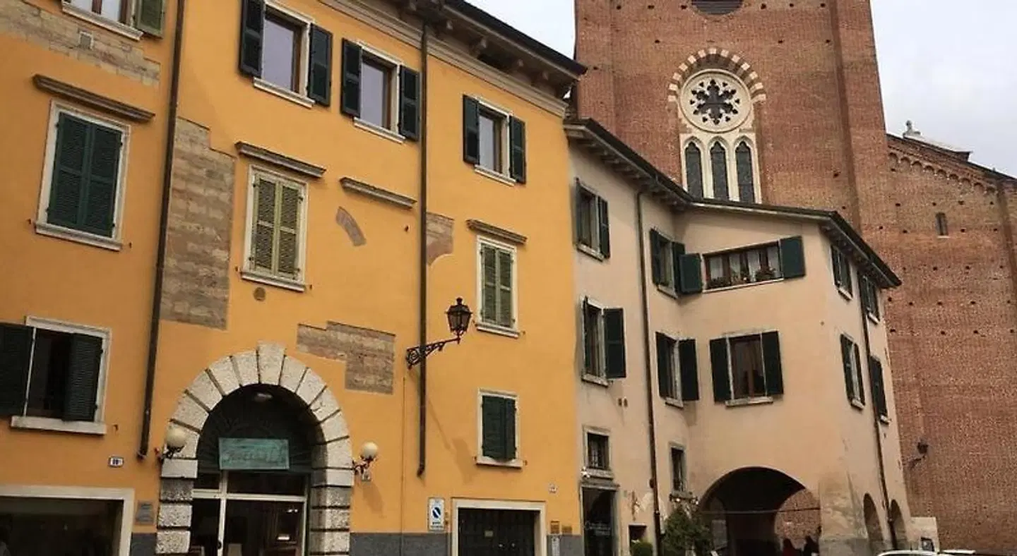 B&B Re Lear EXTERIOR