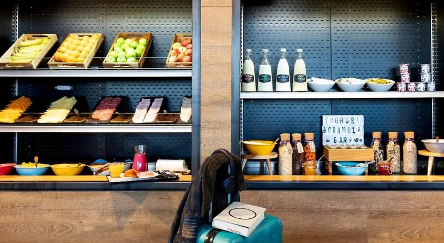 Moxy London Heathrow Airport LOUNGE_LOBBY