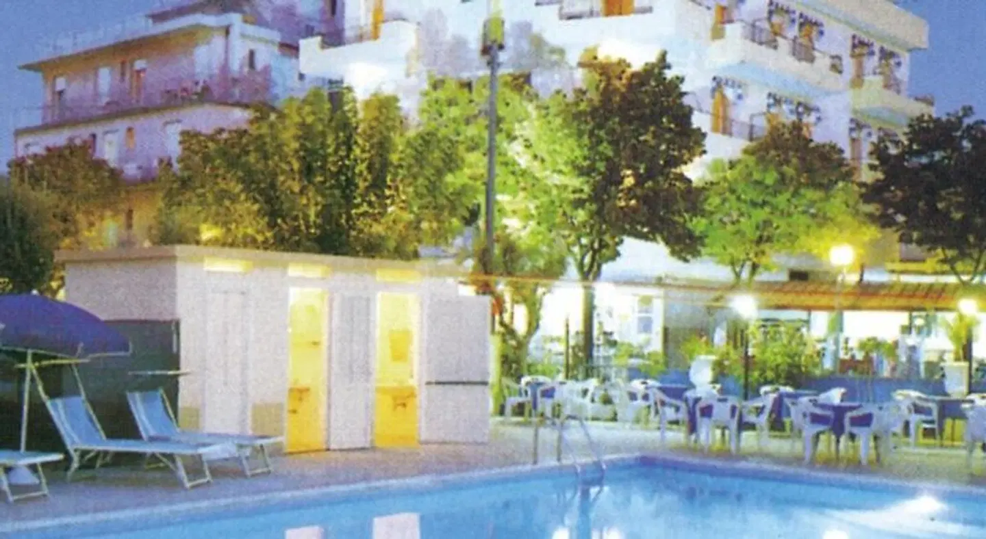 Residence Record OUTDOOR_POOL